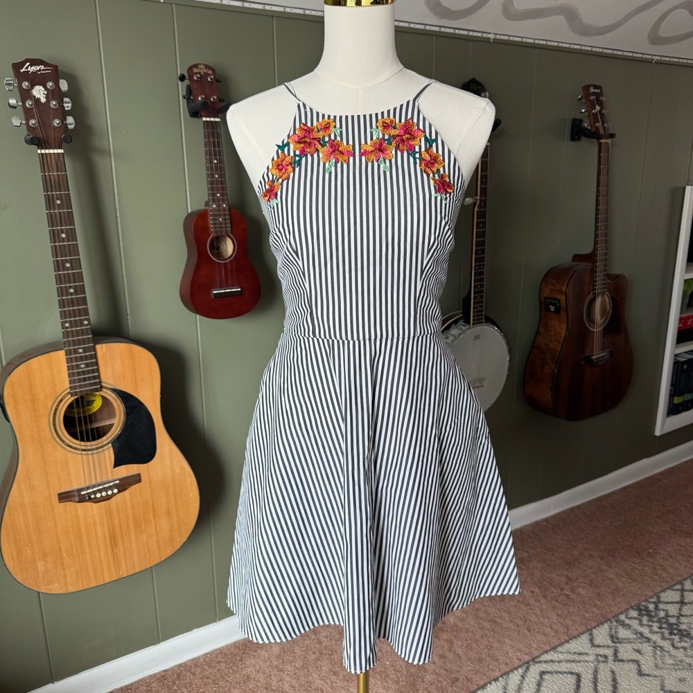 Embroidered pinstripe babydoll dress 🌺